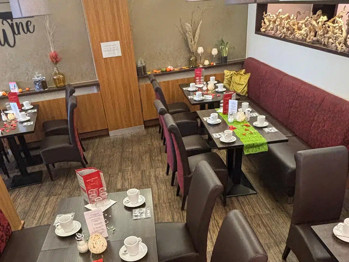 Gemütlicher Innenraum der Genusszeit in Treis-Karden